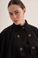 SİYAH PELERİNLİ GÖMLEK