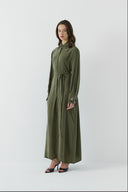 HAKİ YAKA TAŞ DETAYLI İPEK CUPRO ELBİSE - Clande