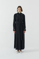 SİYAH YAKA TAŞ DETAYLI İPEK CUPRO ELBİSE - Clande