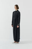 SİYAH YAKA TAŞ DETAYLI İPEK CUPRO ELBİSE - Clande