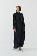 SİYAH YAKA TAŞ DETAYLI İPEK CUPRO ELBİSE - Clande