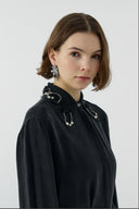 SİYAH YAKA TAŞ DETAYLI İPEK CUPRO ELBİSE - Clande