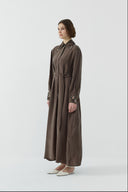 KAHVE YAKA TAŞ DETAYLI İPEK CUPRO ELBİSE - Clande