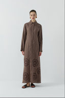 KAHVE NAKIŞ DETAYLI KETEN ELBİSE - Clande