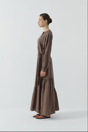 KAHVE DÜĞME DETAYLI KATMANLI KETEN ELBİSE - Clande