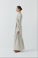 BEJ DÜĞME DETAYLI KATMANLI KETEN ELBİSE - Clande