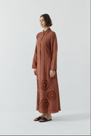 KİREMİT NAKIŞ DETAYLI KETEN ELBİSE - Clande